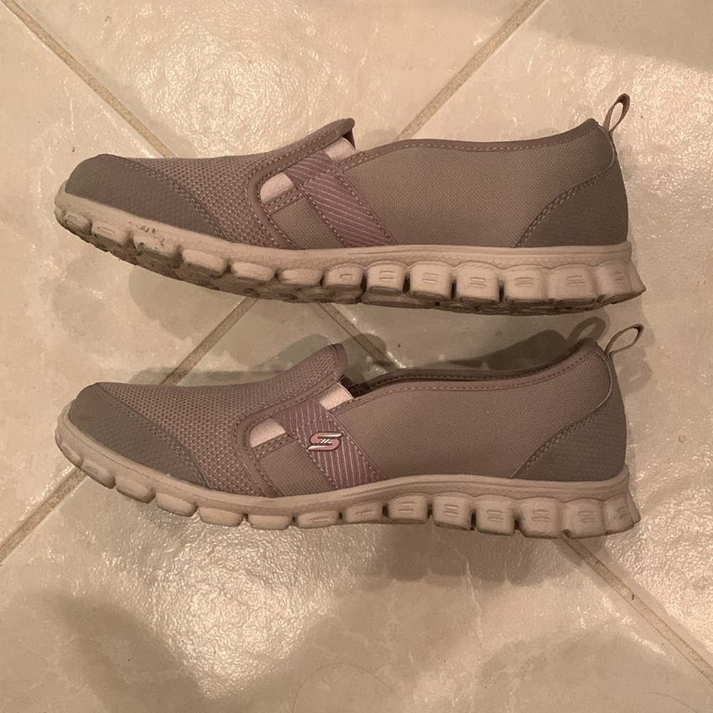 Women’s Skechers, air cooled, memory foam, beige, size 8.  Good condition - Picture 4 of 4